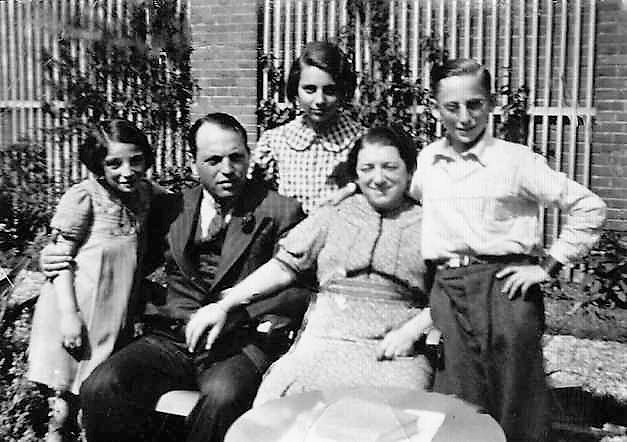 Alexander de Leeuw & his family